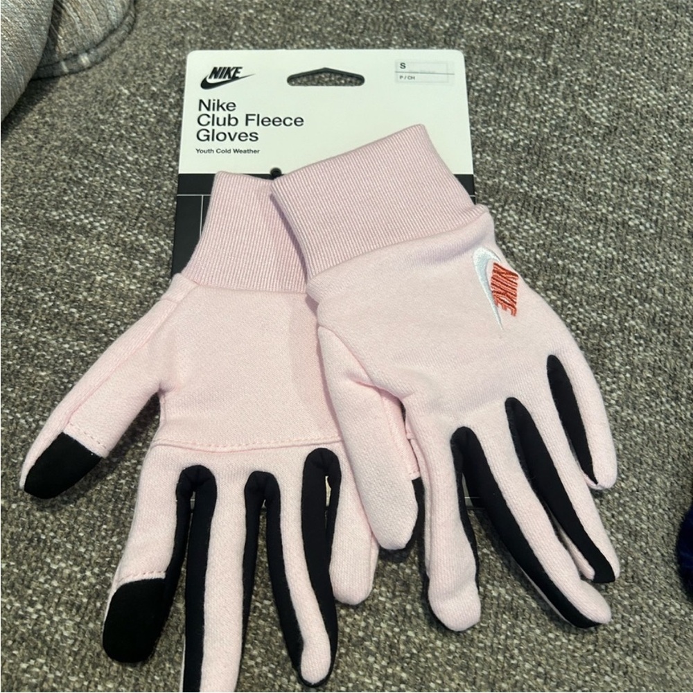 Small Nike Youth cold weather gloves 
Pink 
Winter accessories
